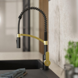 WK 3 in Schwarz/Gold, Küchenarmatur mit innovativem Spiralfeder-Design